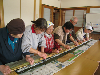 巨大な海苔巻きを作る写真